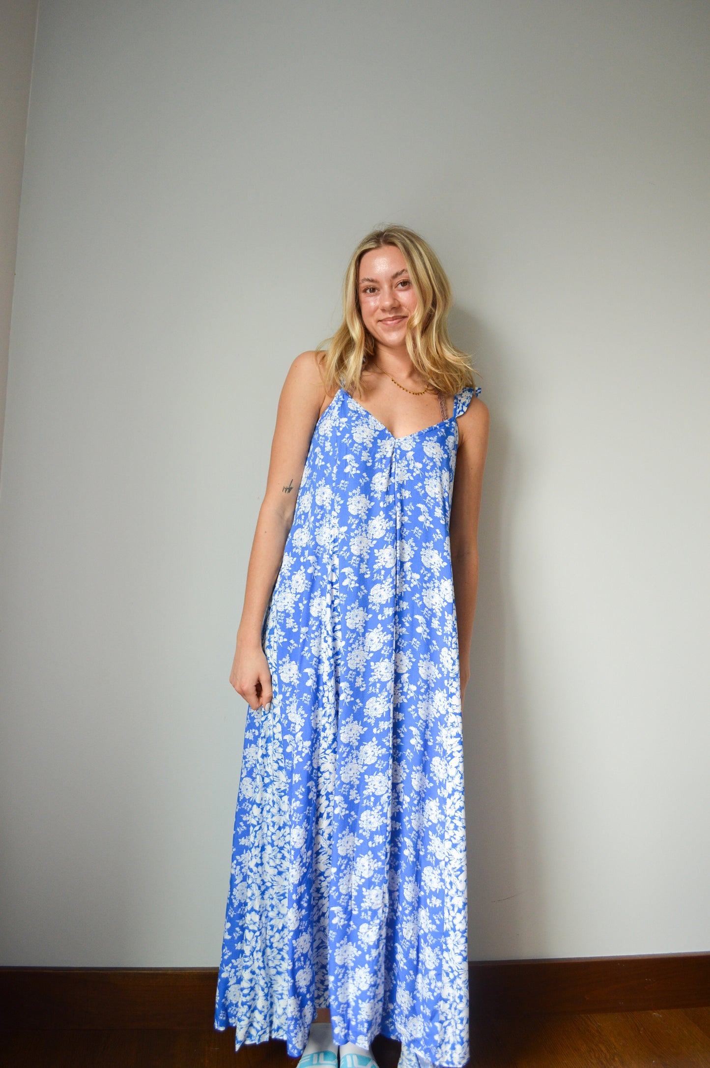 isla blue floral maxi dress