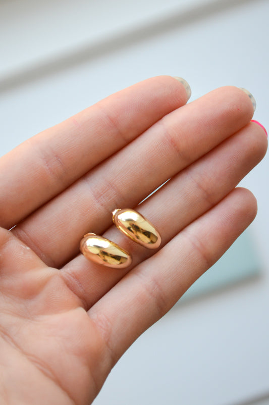 OLLIE CURVED GOLD STUDS