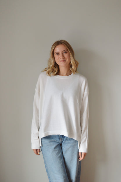 SIMPLE WHITE SWEATER