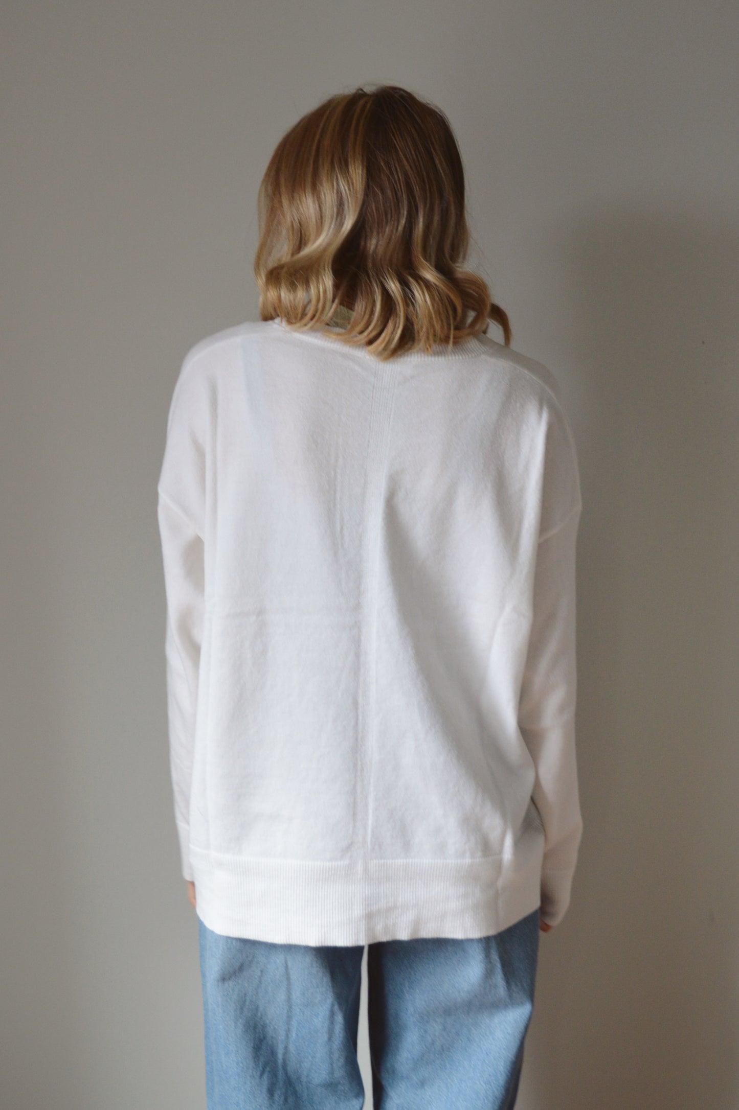 SIMPLE WHITE SWEATER