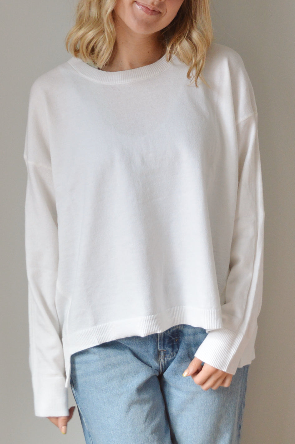 SIMPLE WHITE SWEATER