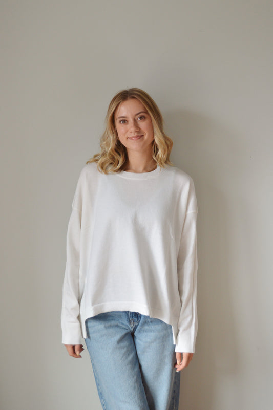 SIMPLE WHITE SWEATER