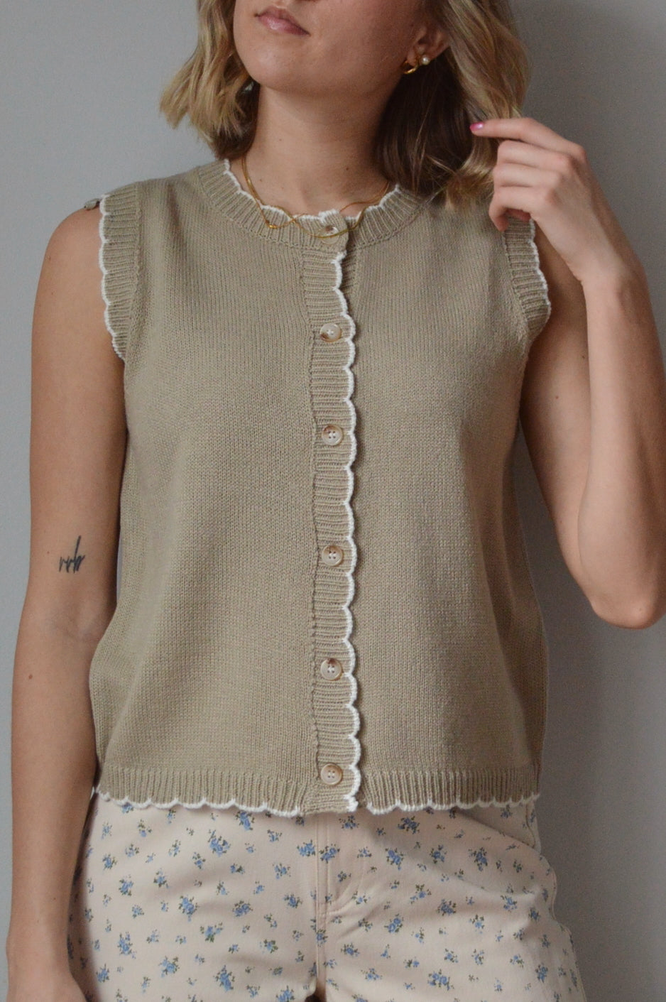 TAN LINES SCALLOPED SWEATER TANK