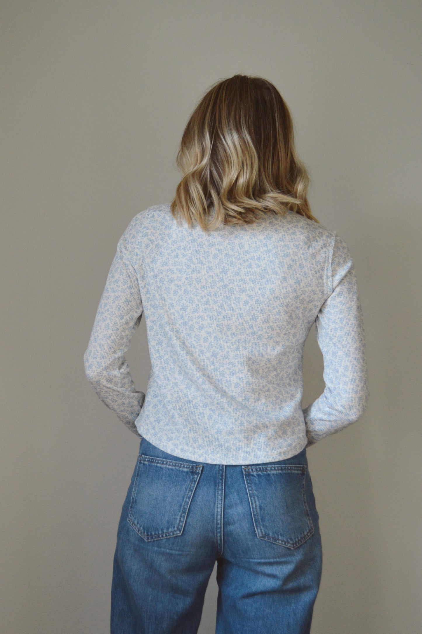 BLUE FLORAL WAFFLE KNIT TOP